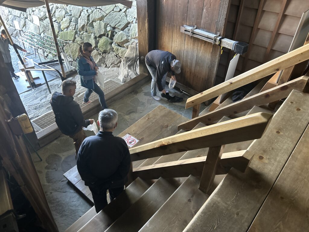 松本城の天守入口にある一つ目の階段。段数は五段。