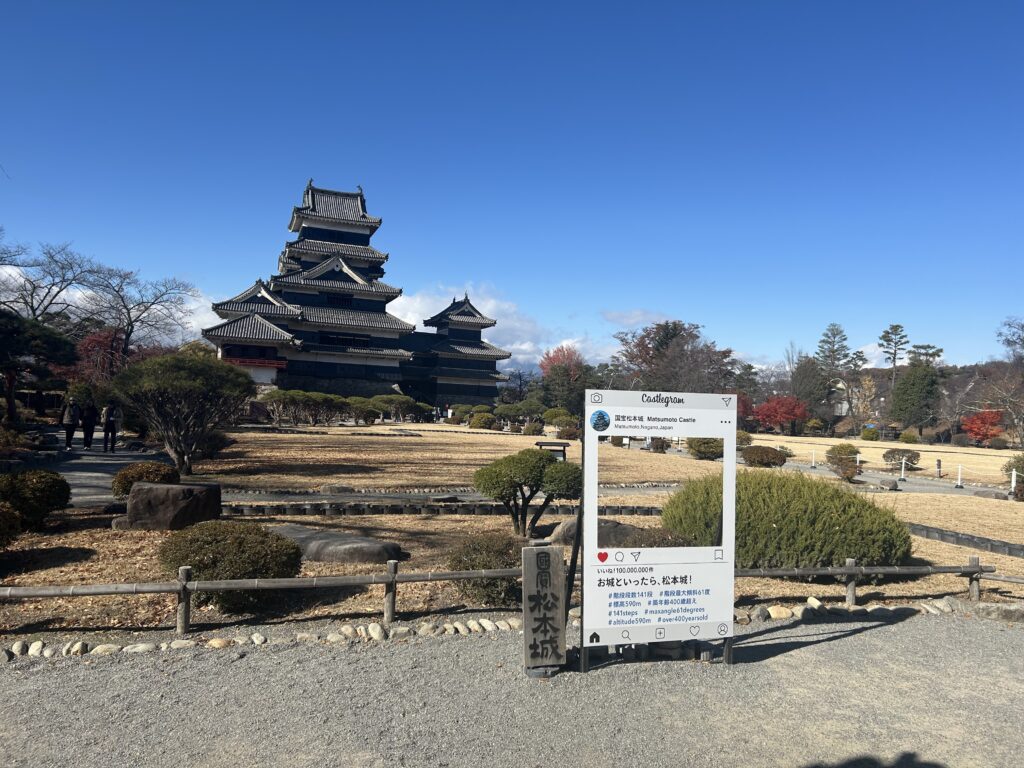 天守閣に向かう途中から撮った松本城