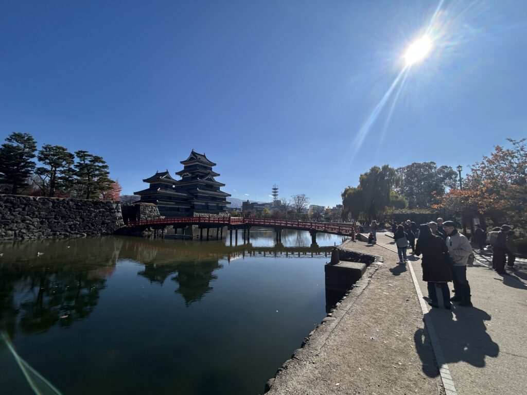 北西側から天守閣を望むと、手前に埋橋が見える。