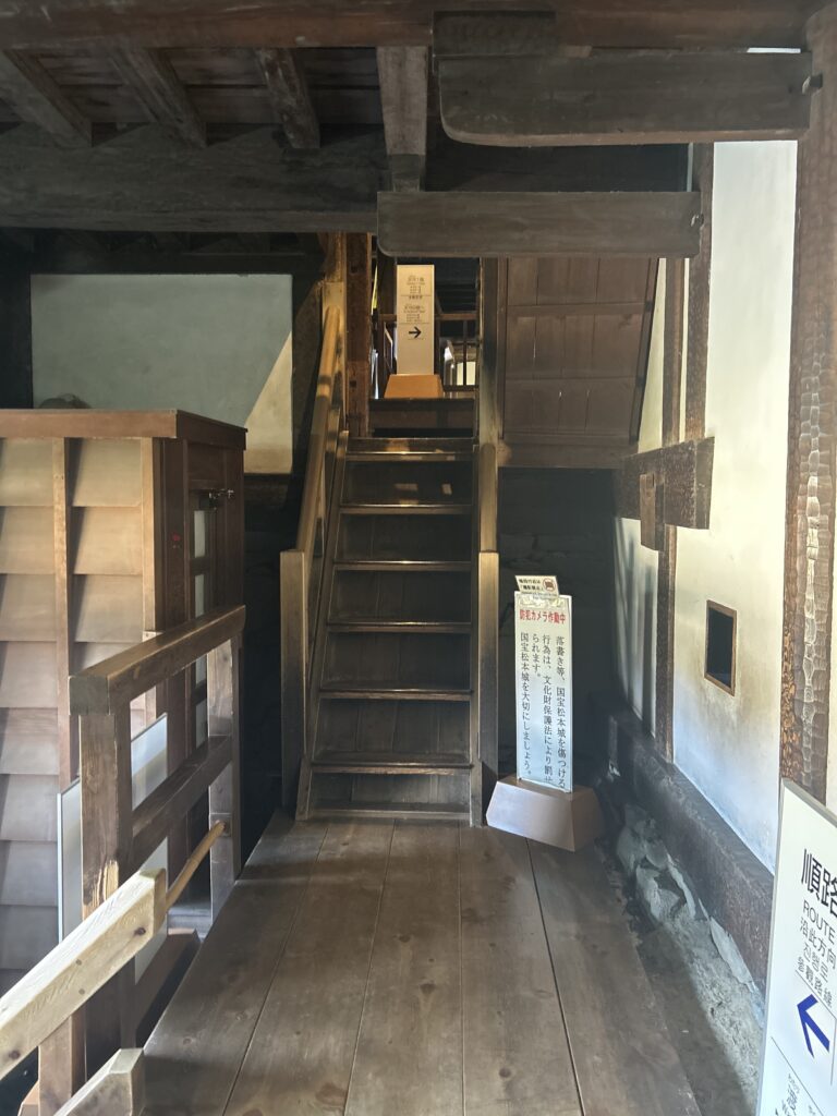 松本城の天守入口にある二つ目の階段。段数は六段。