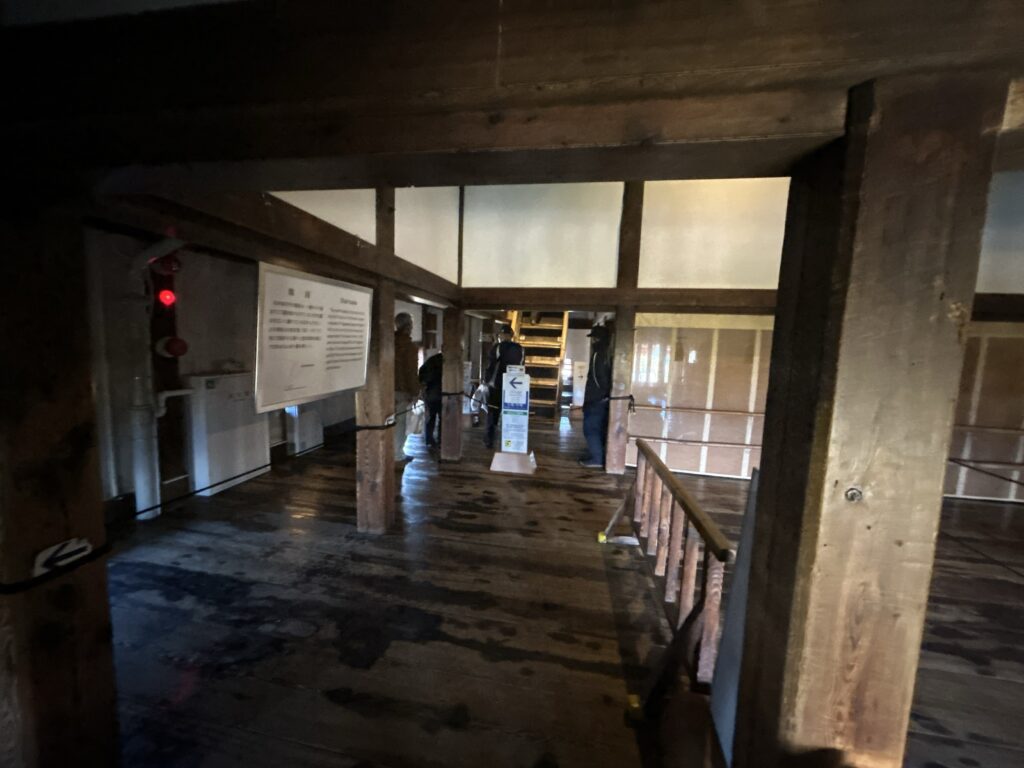 天守4階の様子 奥には天守5階へ向かう最も急勾配の階段が見える