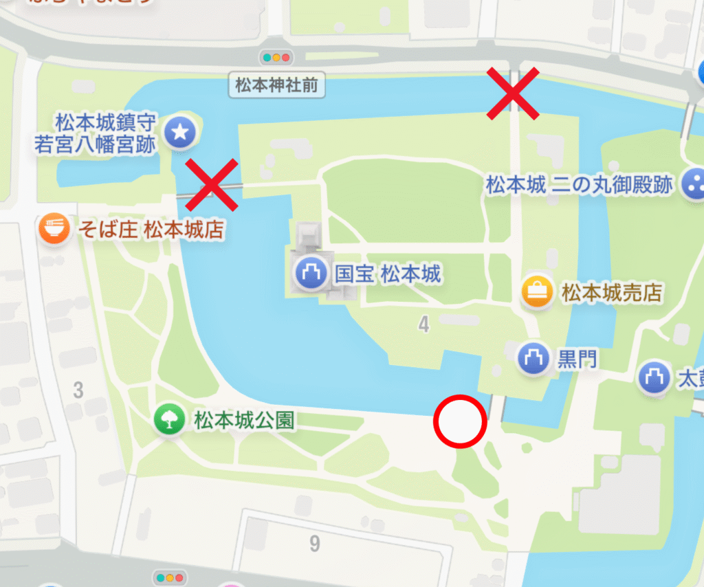 松本城天守の周辺地図。唯一南側が通行可能な通路である。