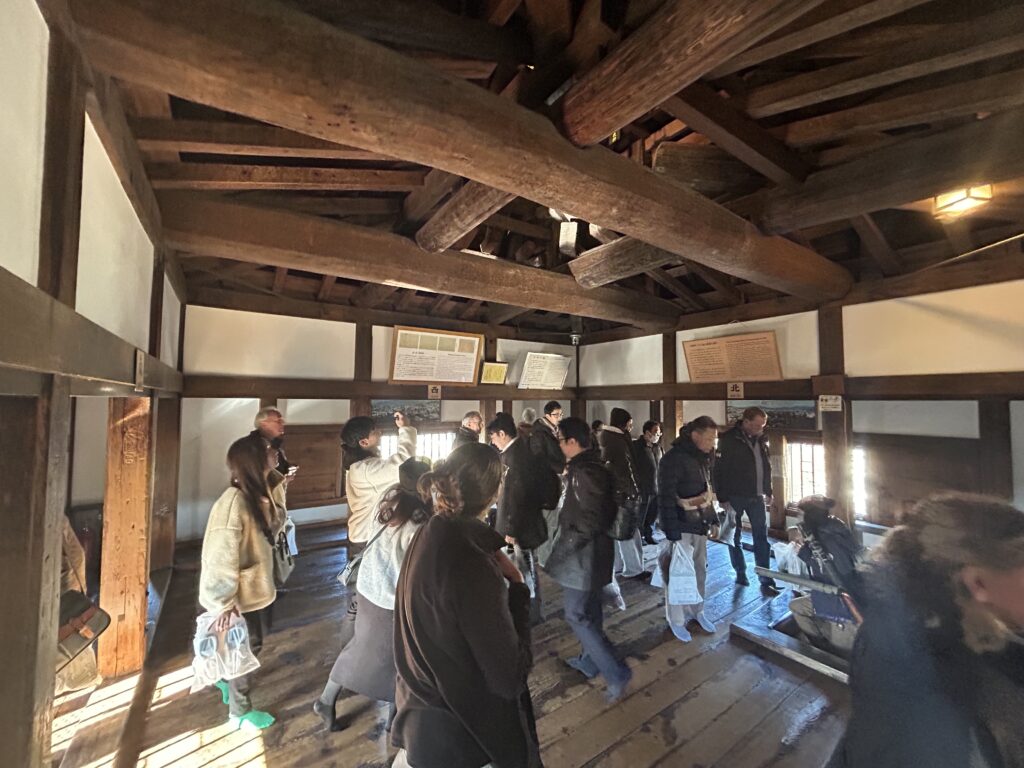 松本城6階、天守頂上の様子