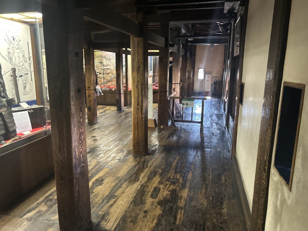 松本城天守2階の展示コーナー。通路はある程度広い。