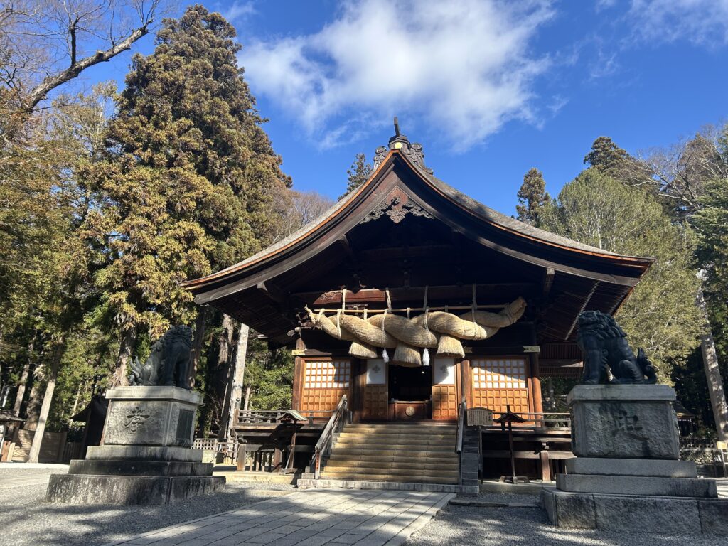 下社秋宮の巨大な “しめ縄”