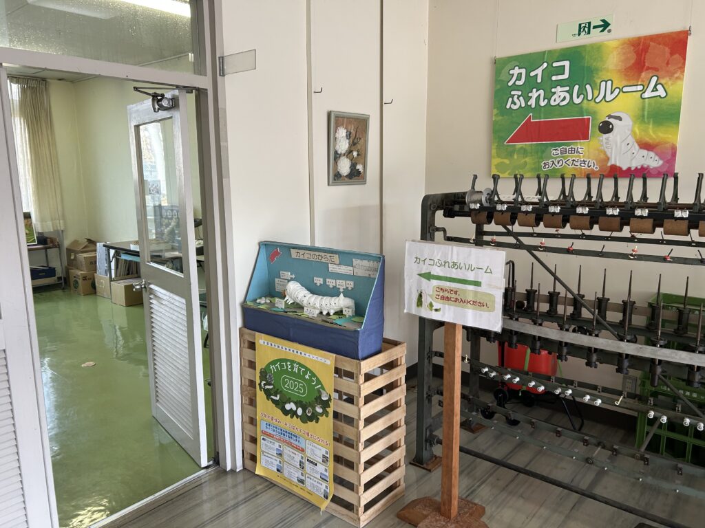 カイコふれあいルームでは、生きた蚕に触れることができる