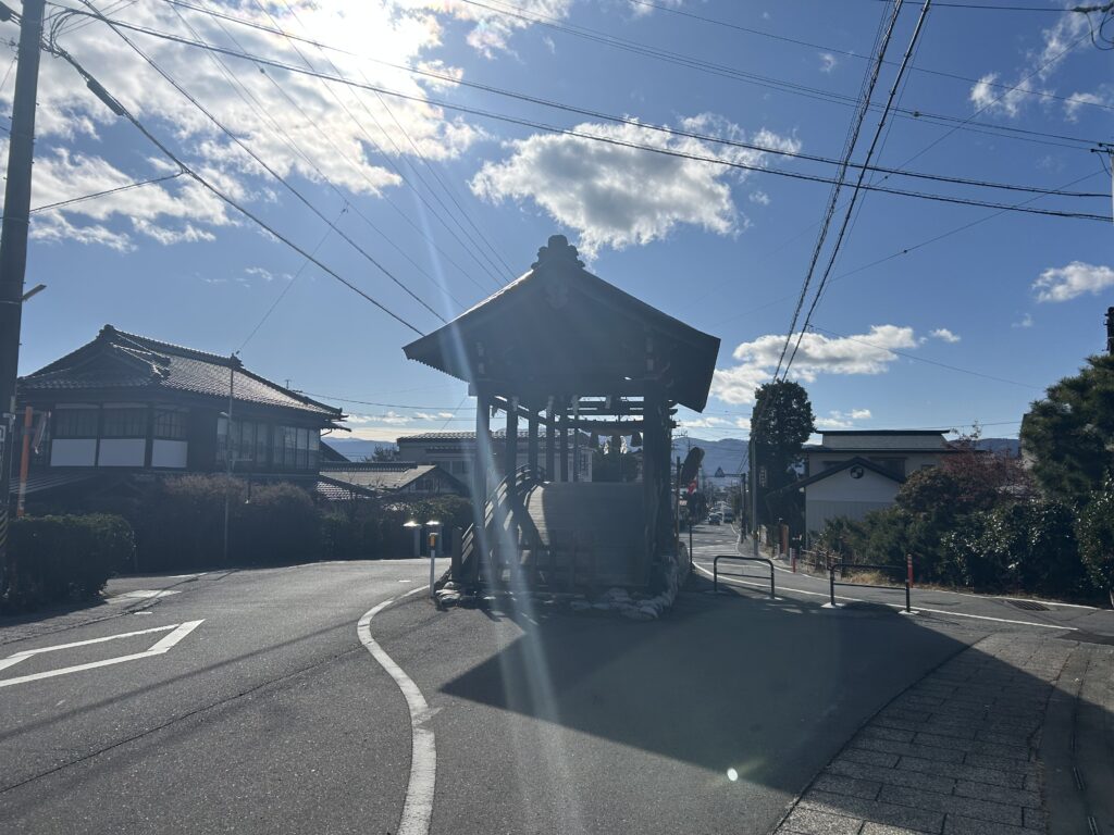 反対方向（春宮境内側）から見た下馬橋