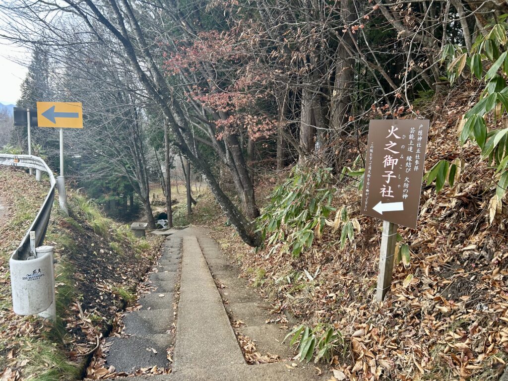 火之御子社へつながる道