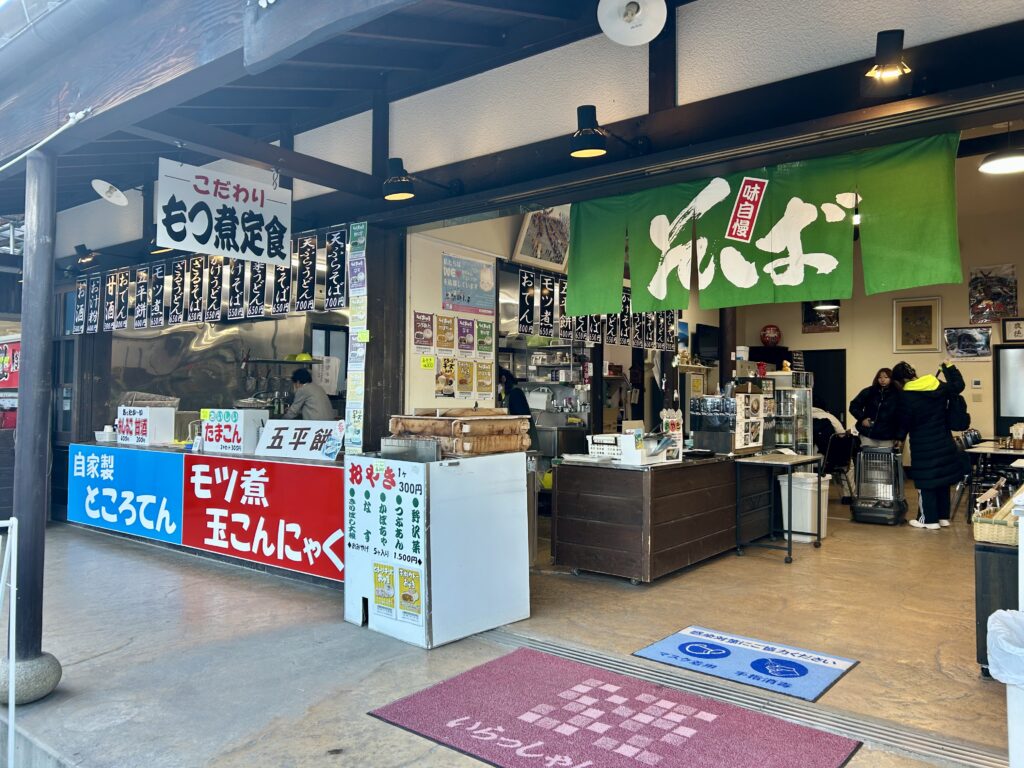 参道には信州名物のそばやおやきを取り扱うお店も建ち並ぶ