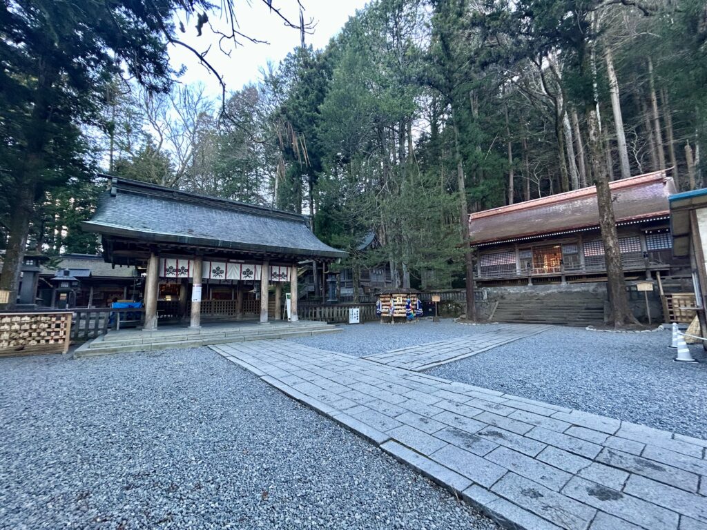 上社本宮、境内の様子