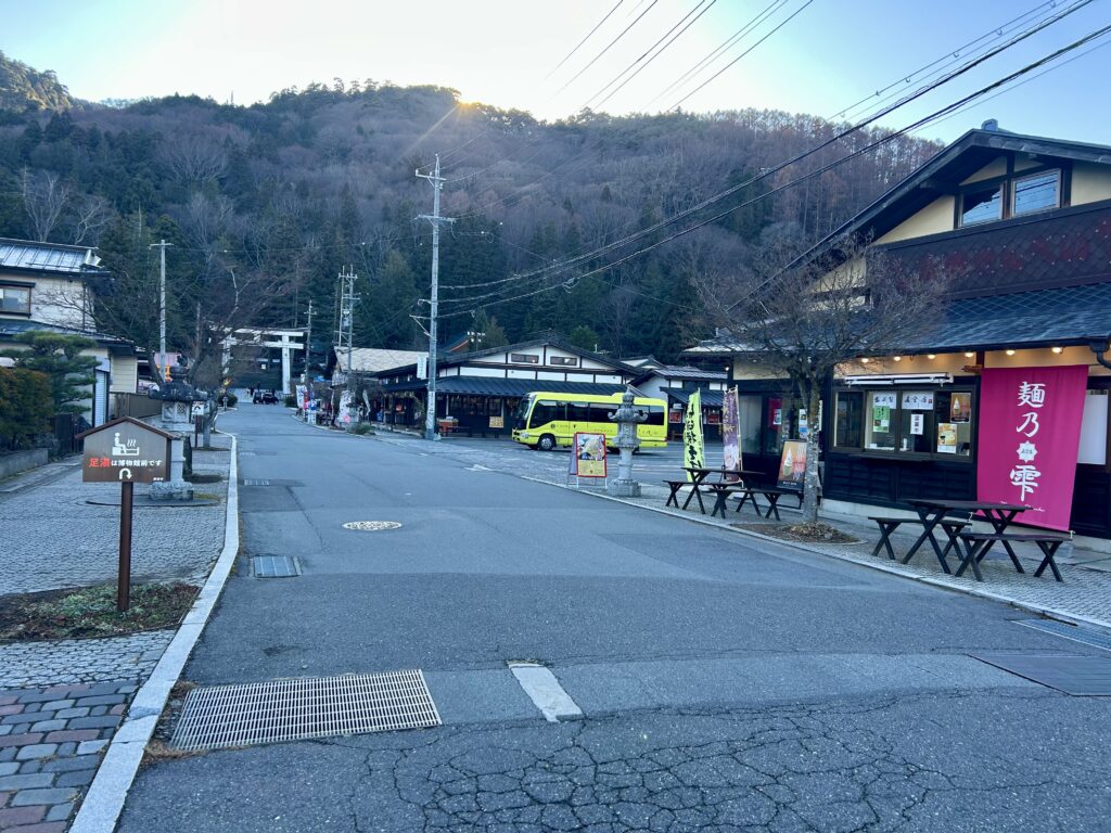 上社本宮の参道「宮町通り」