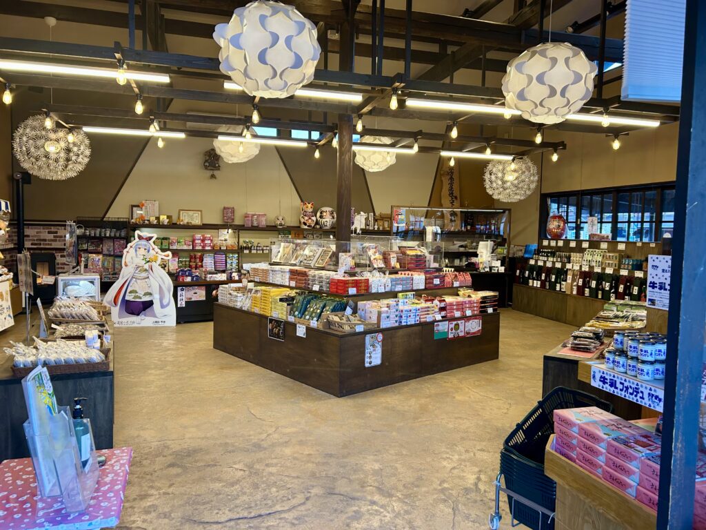 上社本宮の参道には、お土産店もある