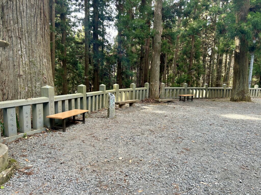 宝光社拝殿前のベンチ