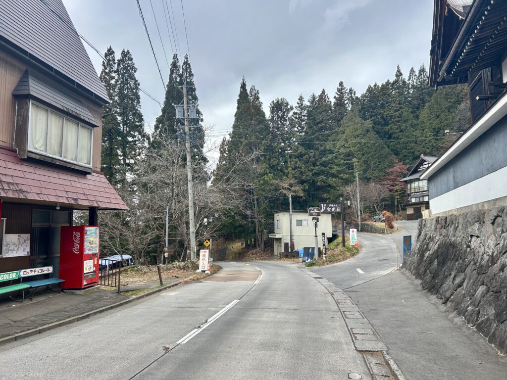 宝光社へ向かう道