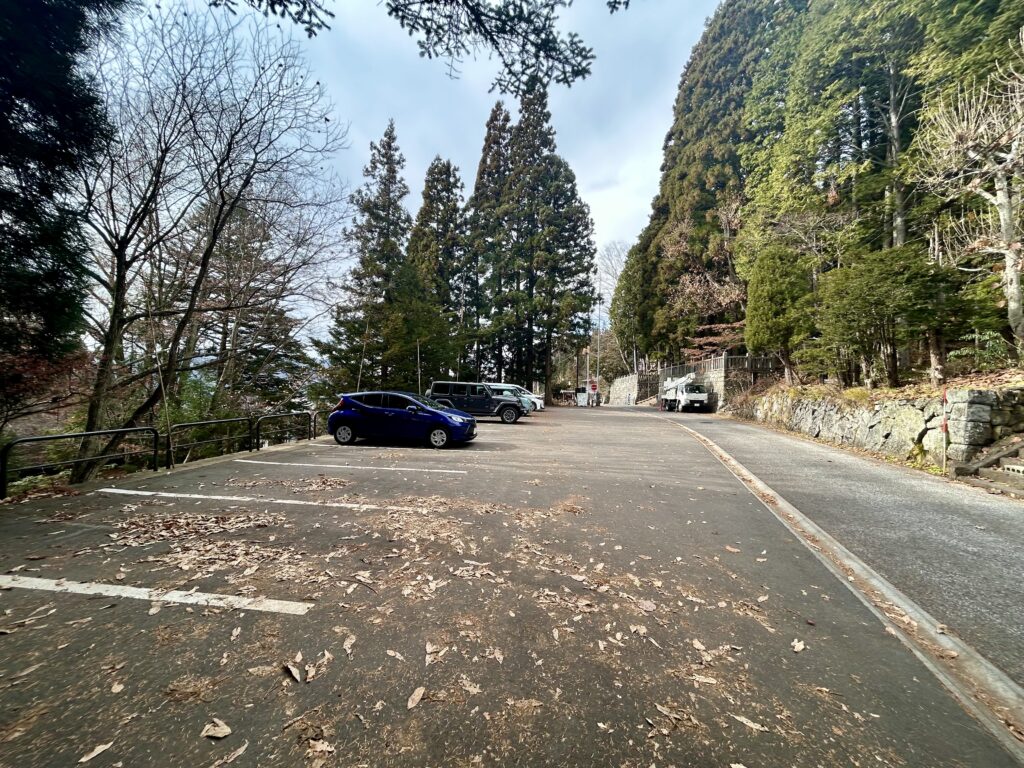 宝光社入口駐車場