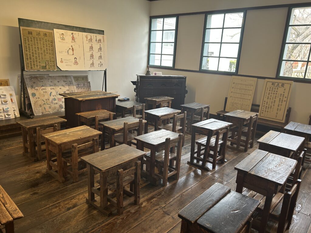 明治時代当時を再現した教室