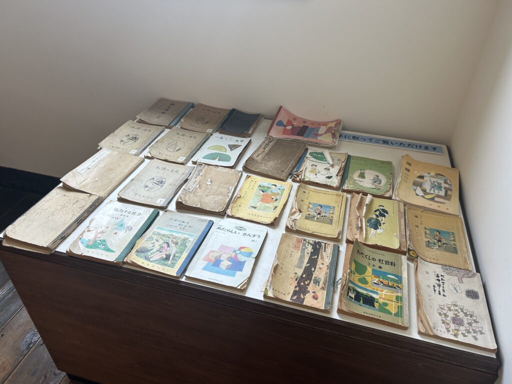当時の教科書は実際に手にとってみることができる
