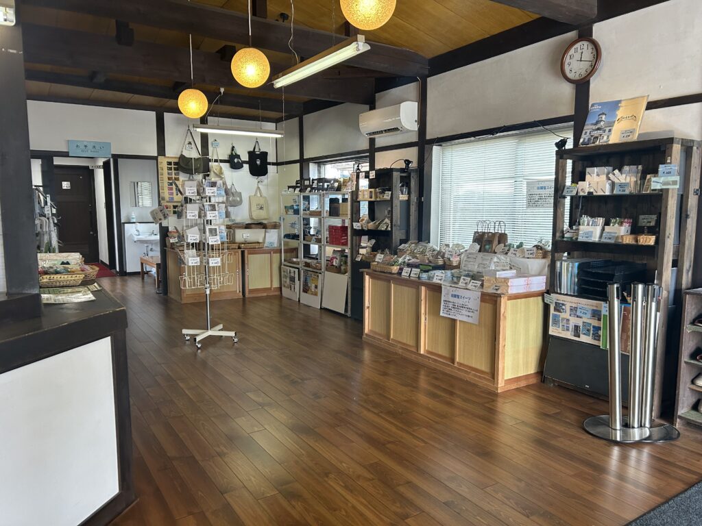 館内入口横のショップ