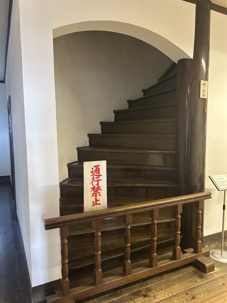 館内にある廻り階段