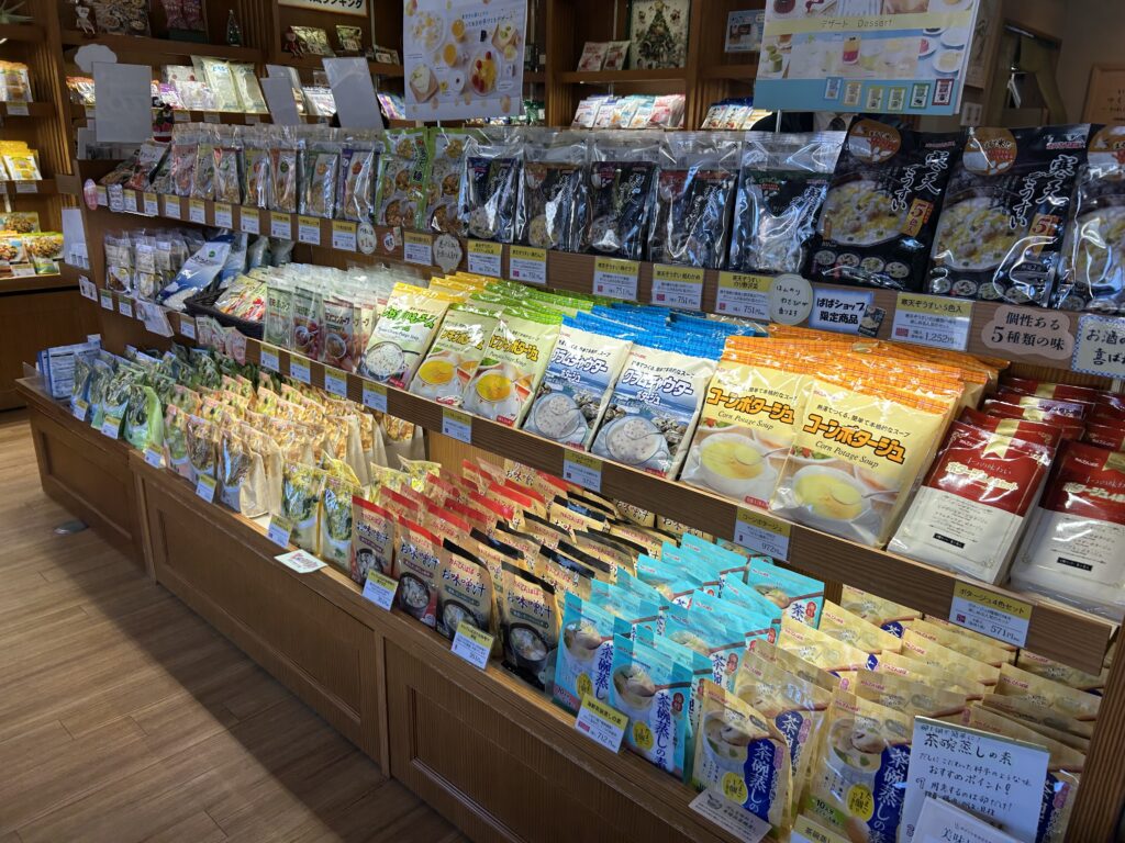  店内には寒天に関連する商品がずらり