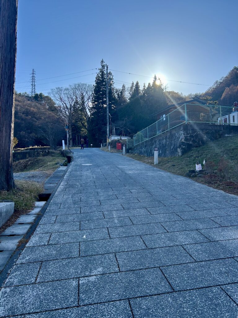 参道最後の登り坂