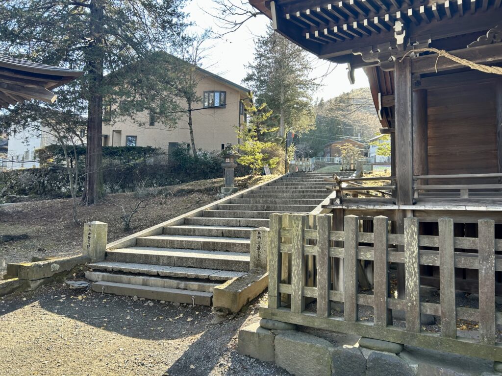 拝殿へ続く最後の階段