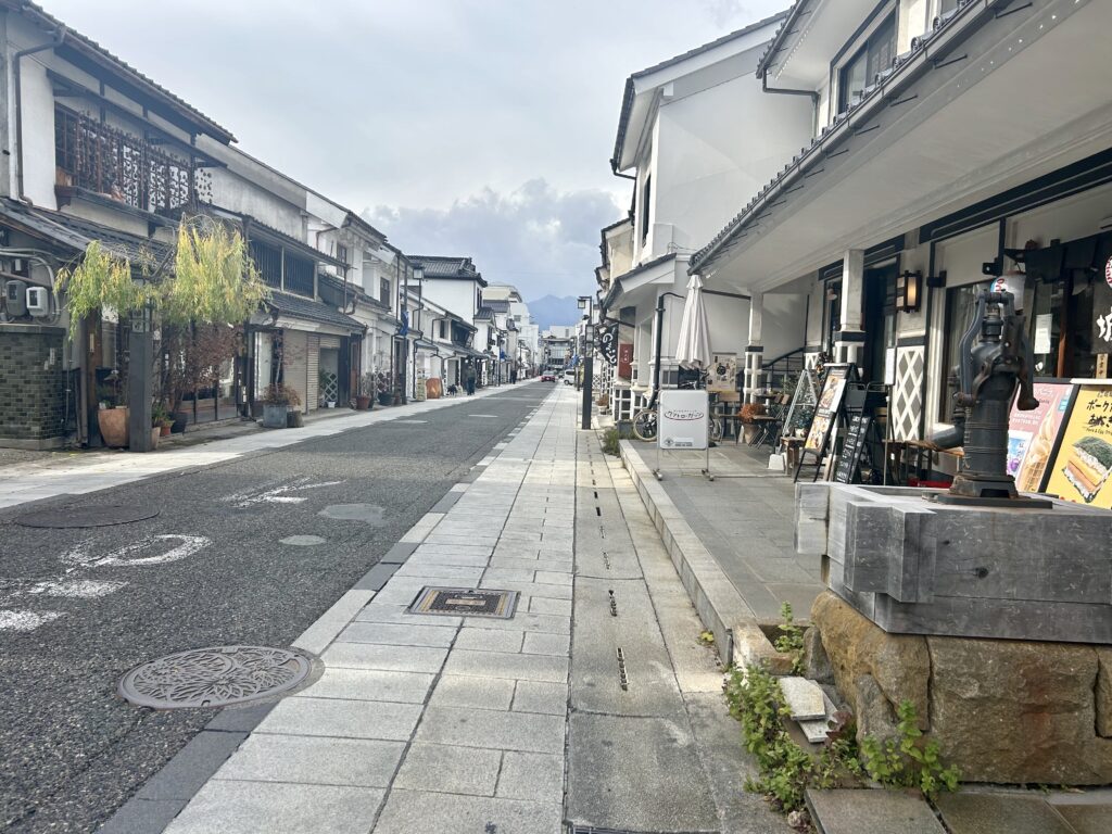 中町通りは白壁の落ち着いた雰囲気を感じられる