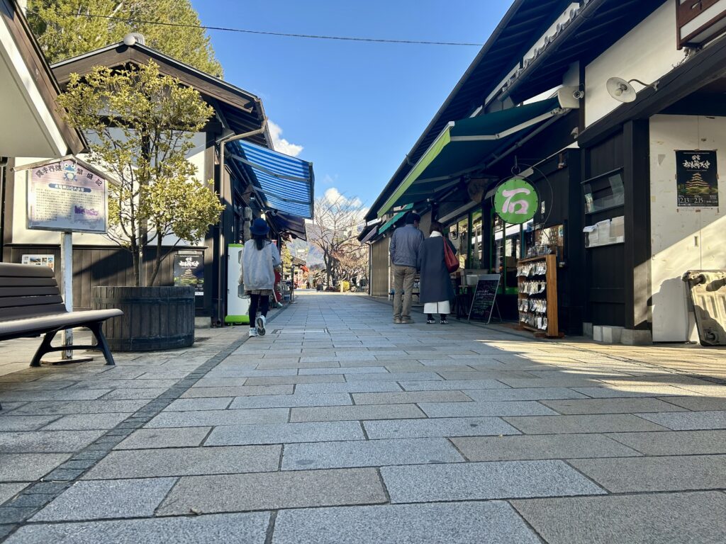 縄手通りには約４０軒のお店が建ち並ぶ