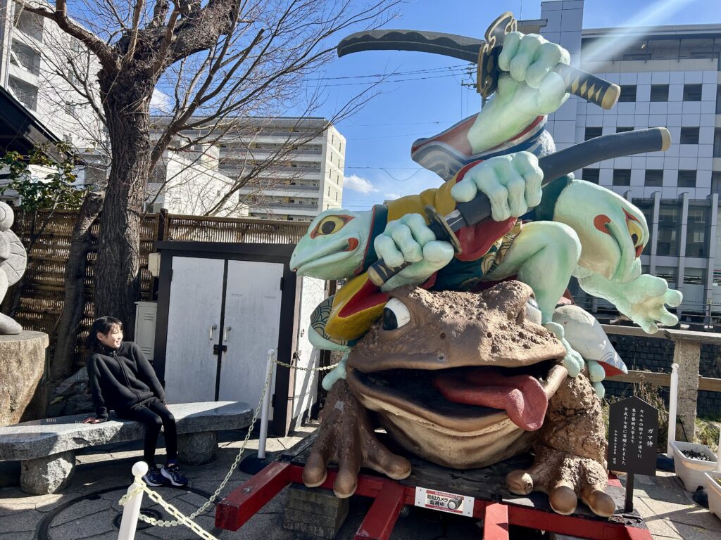 縄手通り入口のカエル