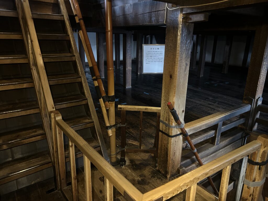 天守3階の急階段