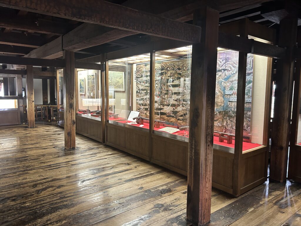 天守2階の展示コーナーの様子