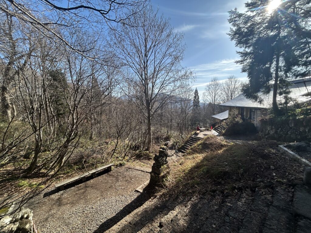 奥社前の広場。ベンチは極めて少ない