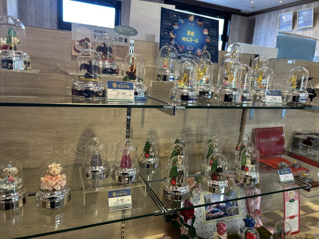 店内は可愛らしいオルゴール作品がずらり