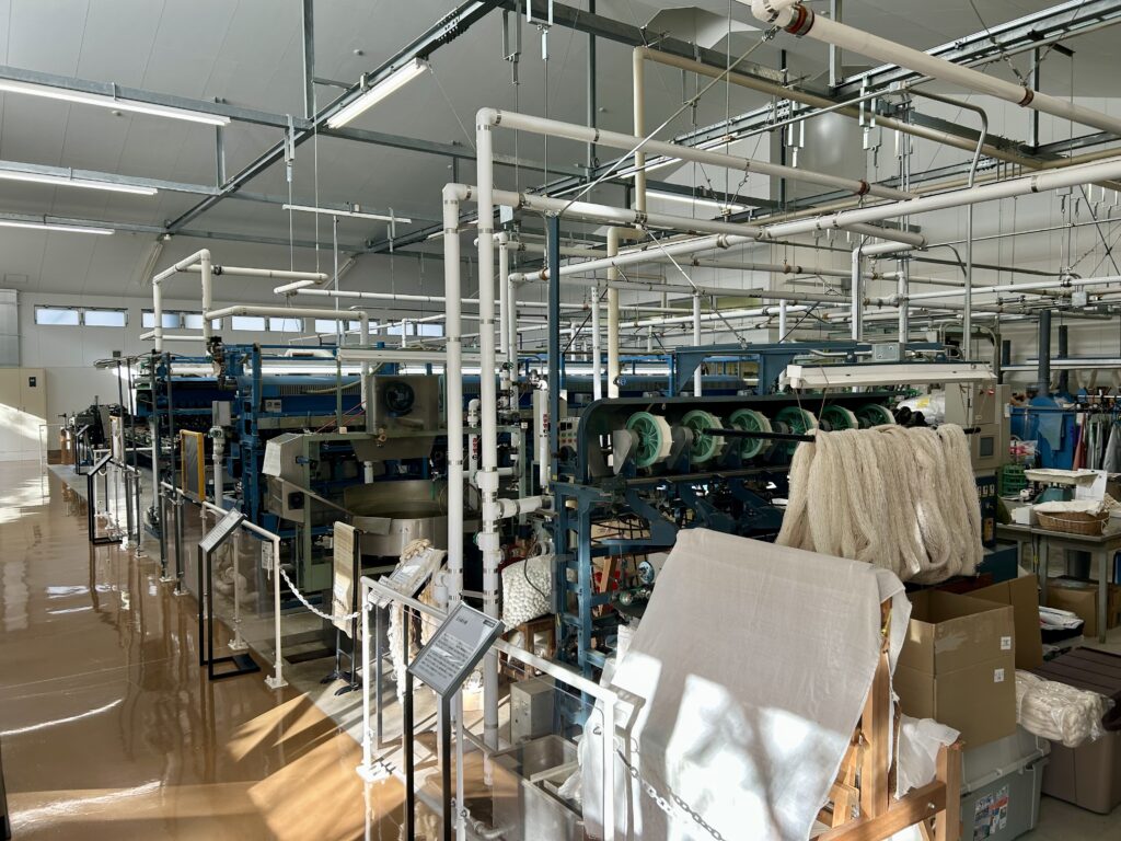  製糸の工程を間近で見学できる通路