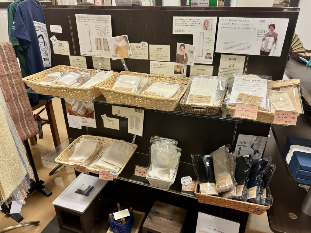 様々なシルク製品もお土産に選ばれやすい
