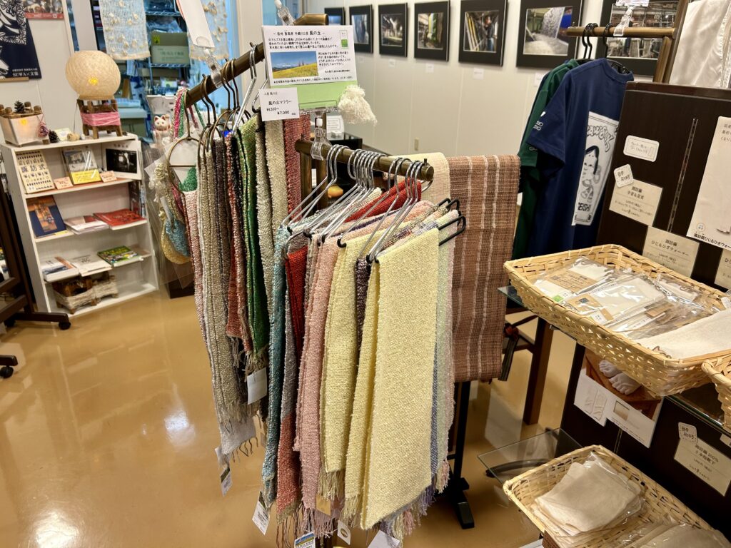 シルク100％マフラーなど人気商品が並ぶ