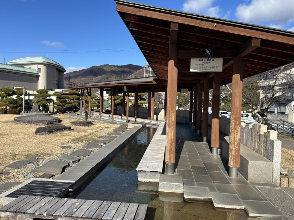 無料で楽しめる湖畔の足湯