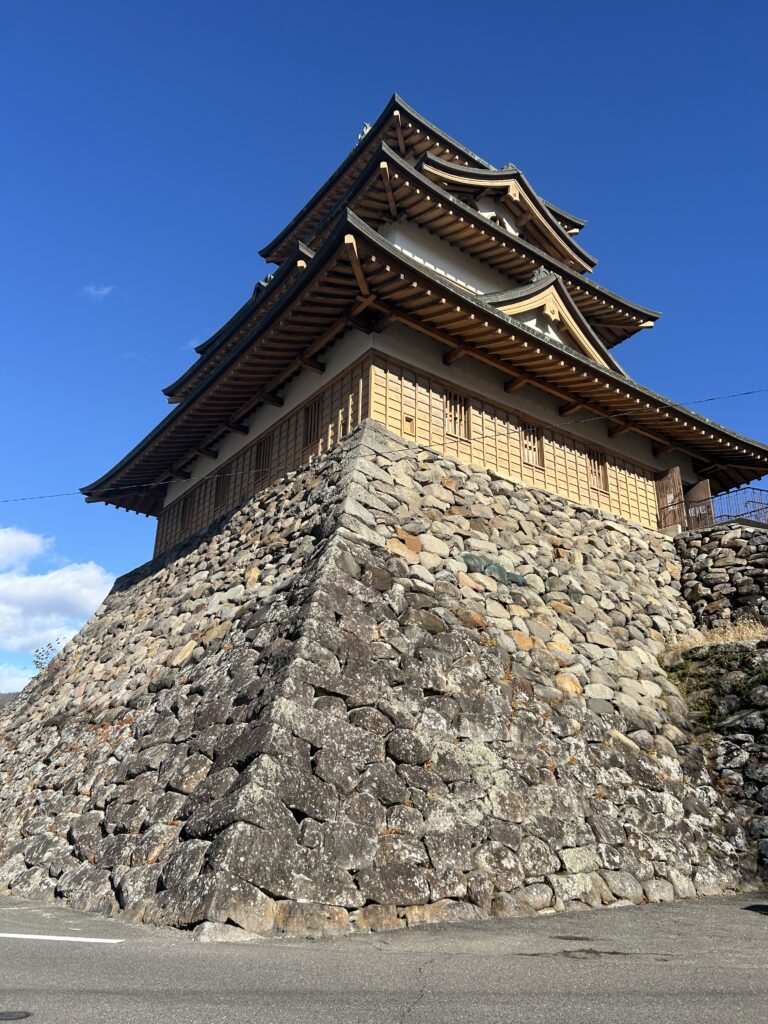 城下から見上げた高島城
