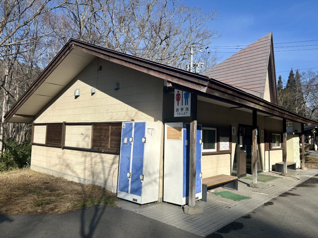 奥社入口横のトイレ