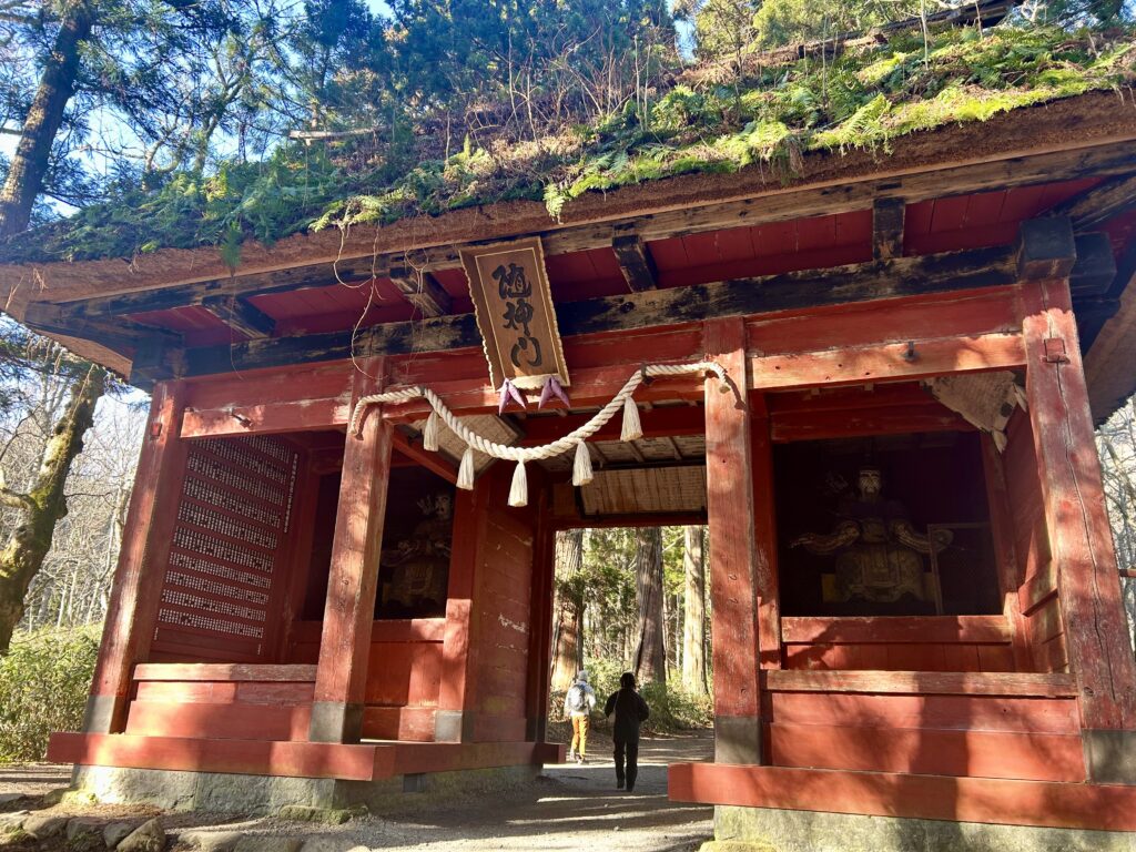 奥社までの中間地点、随神門