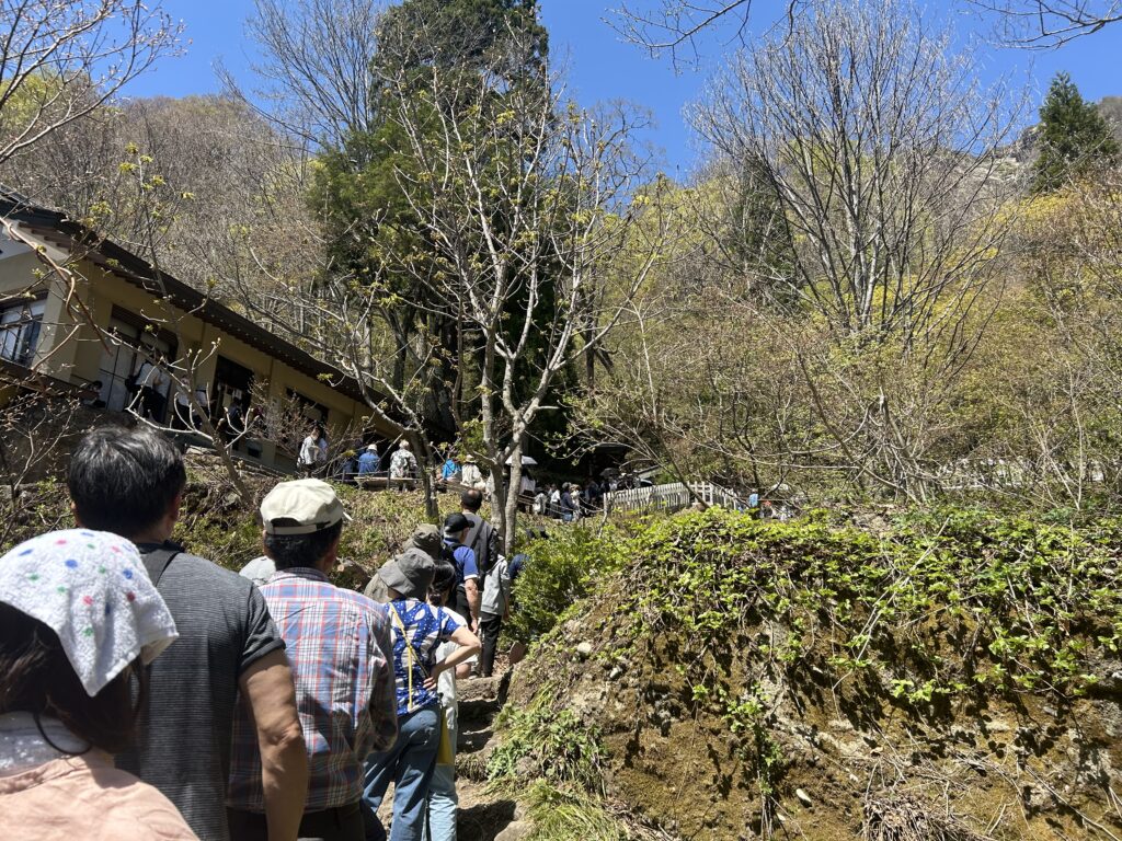 混雑時の奥社周辺の様子(GW撮影)