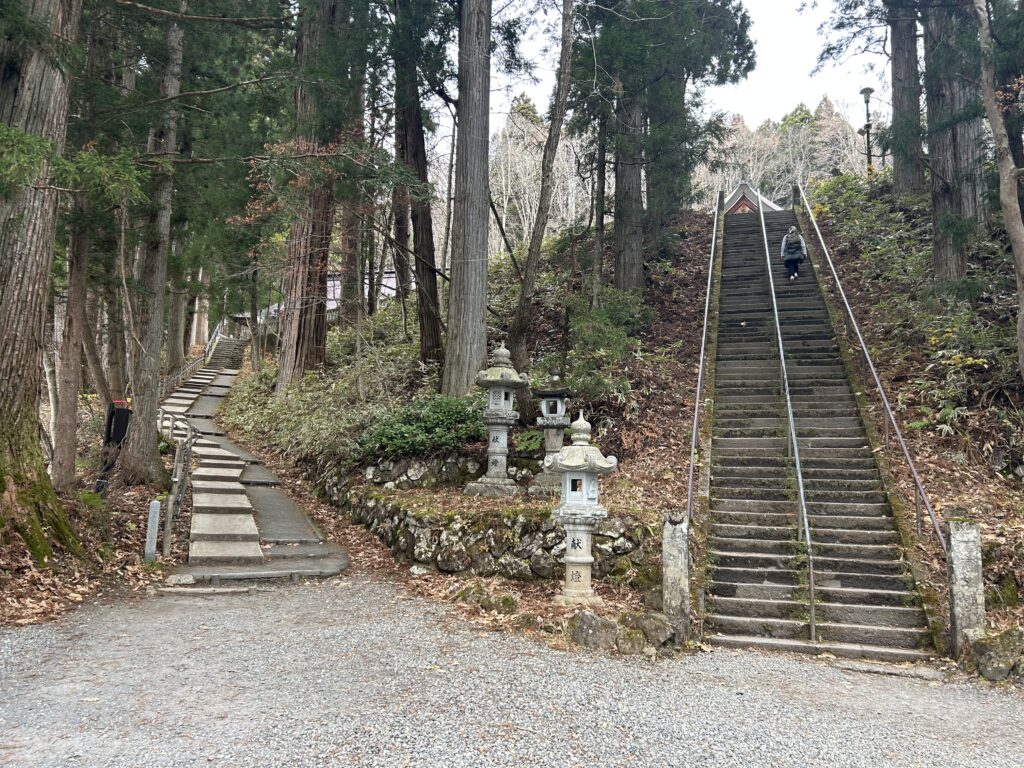 中社拝殿正面の階段７０段