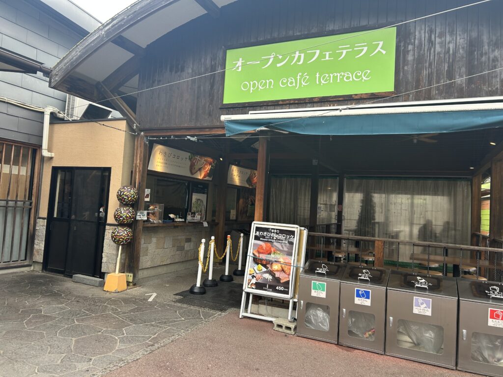 わさび農場入口にあるフードコート