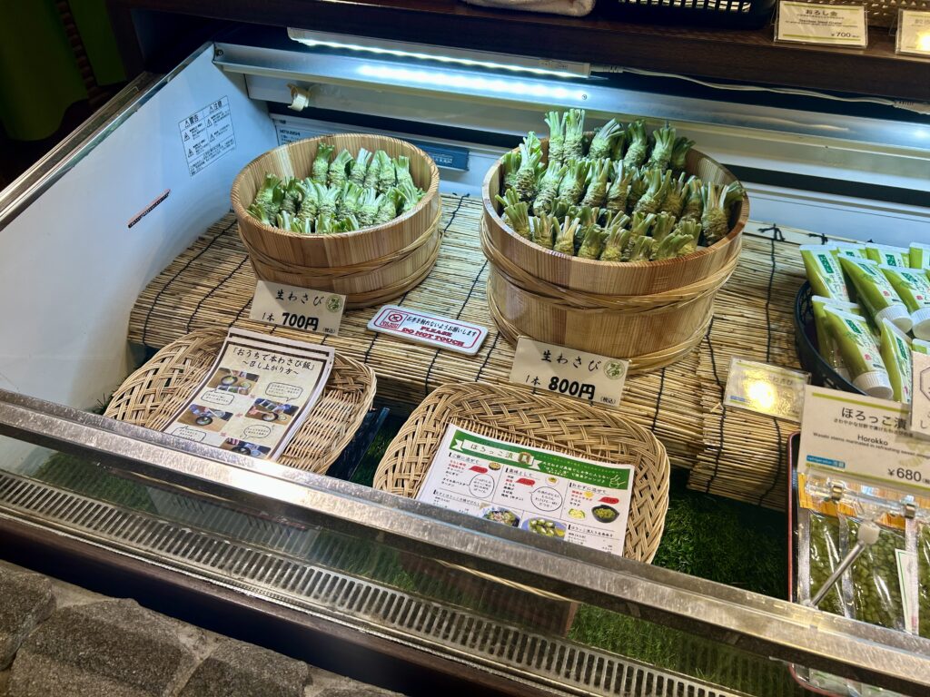 名物「生わさび」は“山盛り” に陳列されている