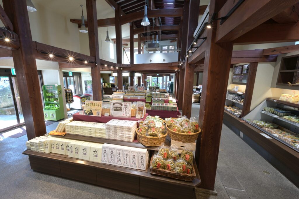 お土産ショップには多くのオリジナル商品が並ぶ