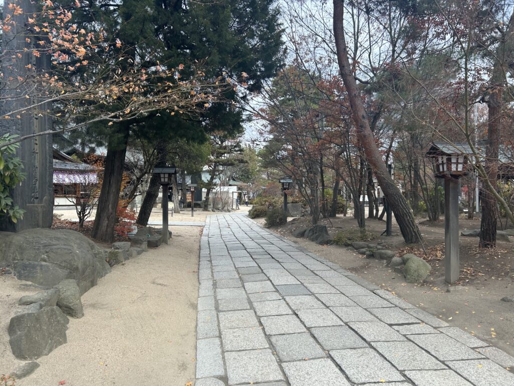 市街地中心部の神社入口を入ると空気が一変する