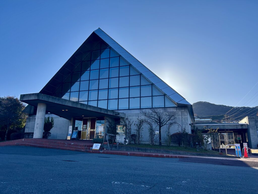 湖畔に佇む、SUWAガラスの里