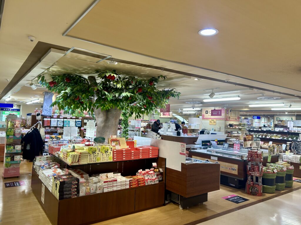 林檎の木をモチーフにした店内装飾