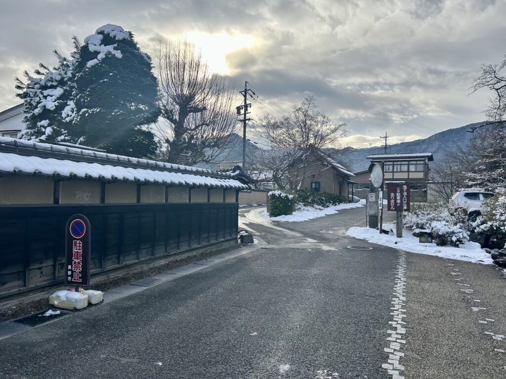 地下壕入口付近の街並み