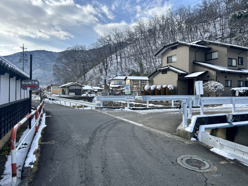 地下壕入口手前の案内板